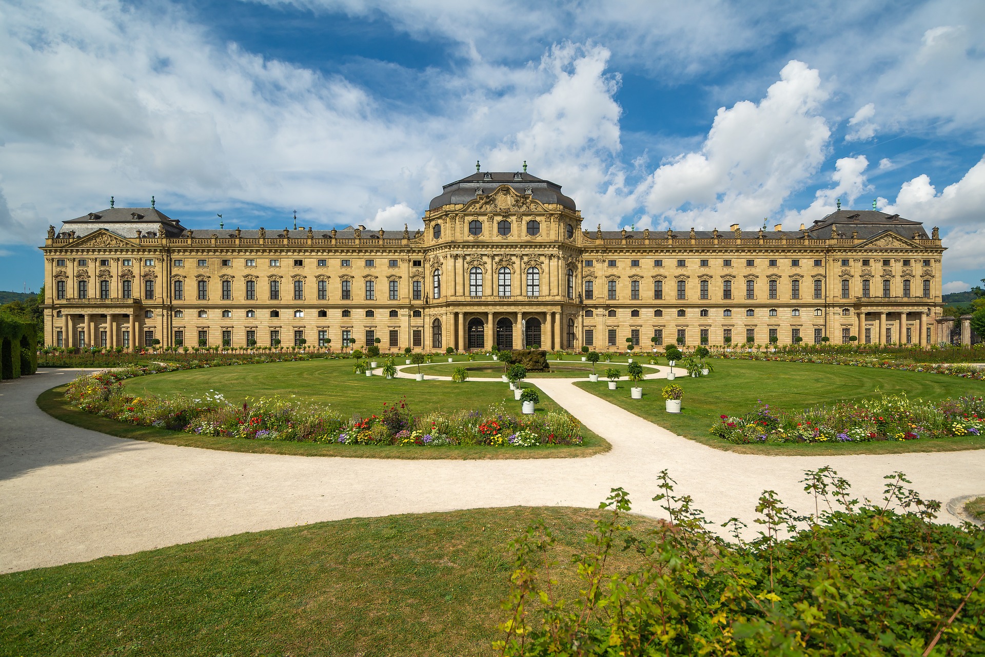 Die Würzburger Residenz, eines der prächtigsten Barockschlösser Europas, steht an der Spitze unserer Liste der Würzburg Sehenswürdigkeiten.