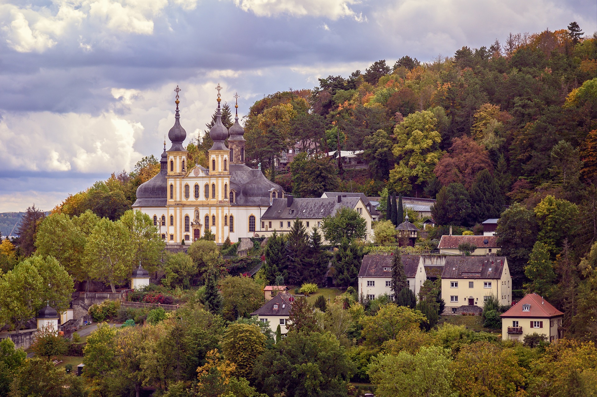 Die Kirche, die im 18. Jahrhundert erbaut wurde, ist bekannt für ihre einzigartige Architektur und die beeindruckenden Fresken und Skulpturen im Inneren