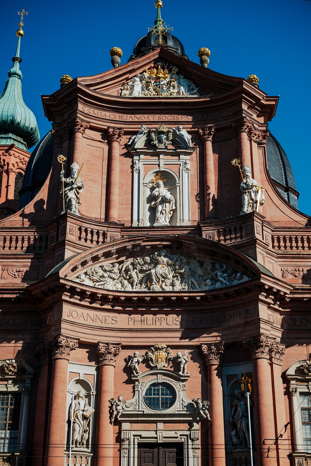 Die Kirche wurde im 11. Jahrhundert erbaut und im Laufe der Jahrhunderte mehrmals umgestaltet
