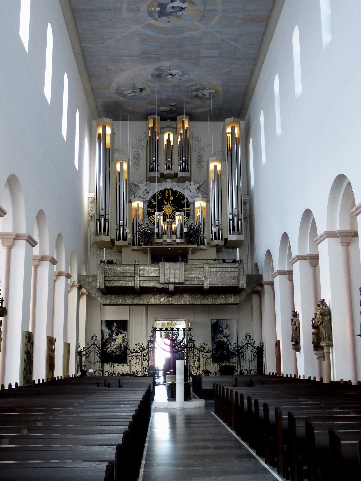 Der Dom St. Kilian ist eine der größten romanischen Kathedralen in Deutschland