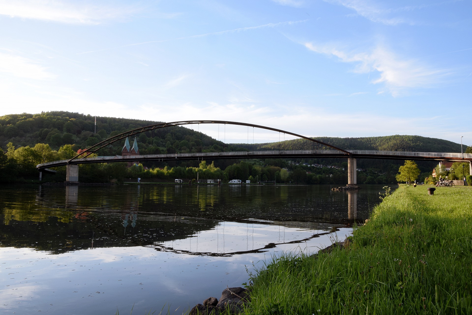 Die Steinbrücke verbindet die Altstadt mit der Festung Marienberg und ist gesäumt von zwölf Statuen heiliger Figuren