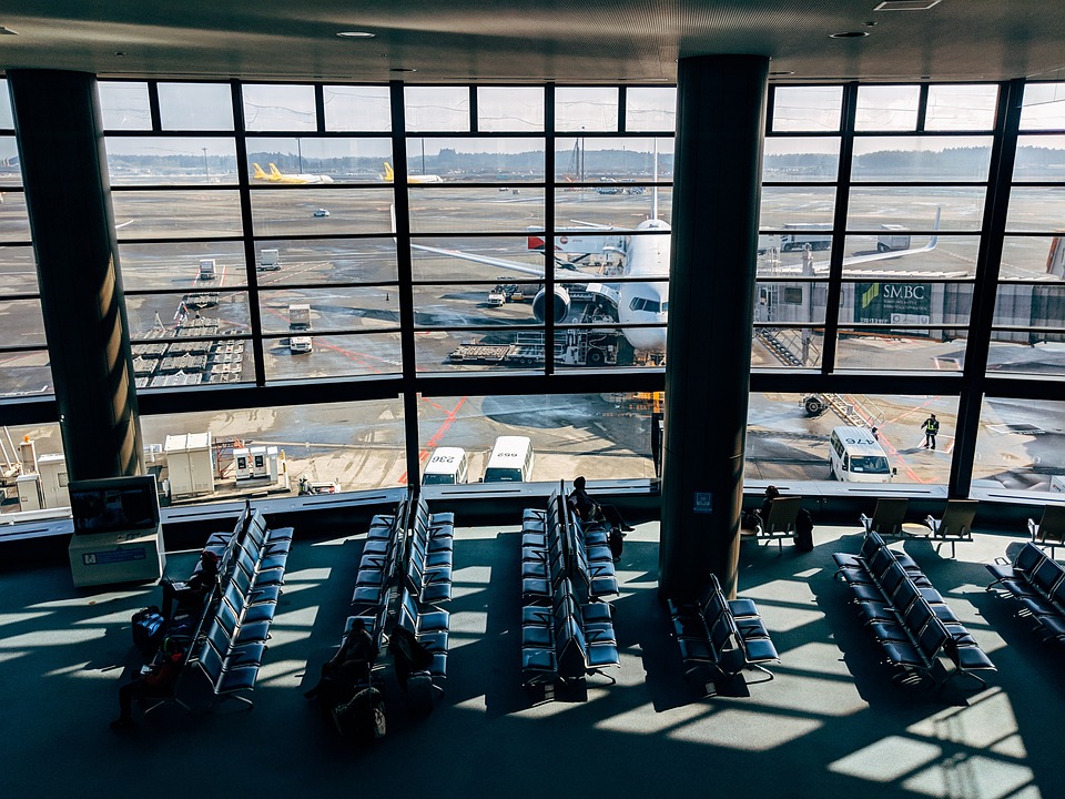 Als Koffer-Klau am Flughafen: Urlauberin findet ihren Schwarzmarkt-Koffer!