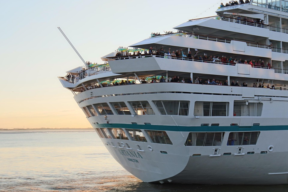 Kreuzfahrt-Auftakt: Artania bringt königlichen Glanz nach Bremerhaven!