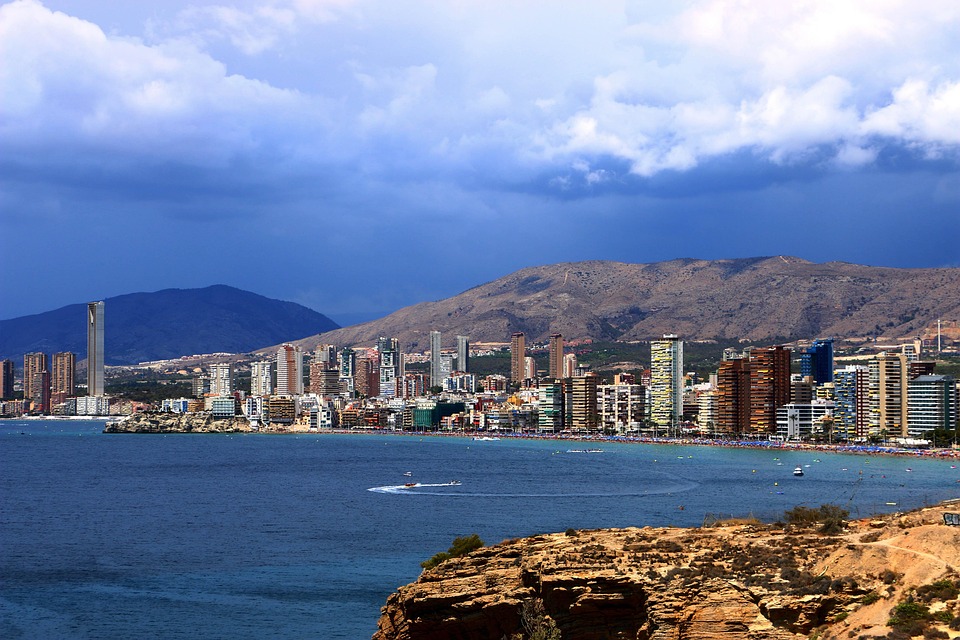 Partytourismus in Benidorm: Das umstrittene Spiel  Slap Shot  sorgt für Aufregung!